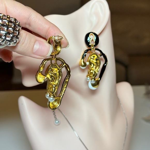 ⚜️ New | Gold and Black Statement Earrings - Picture 5 of 10